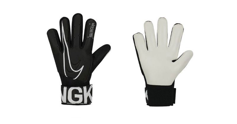 kids nike match goalkeeper gloves in black