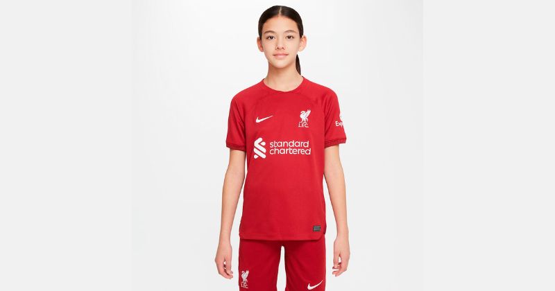 kids liverpool home shirt 2022-23 in red