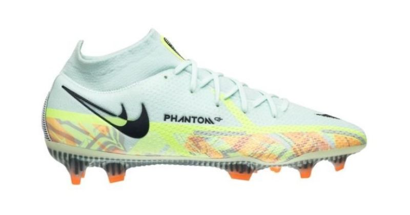 Best football boots for midfielders 