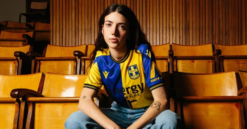 model wearing hellas verona 120th anniversary kit 2023-24 in blue and yellow