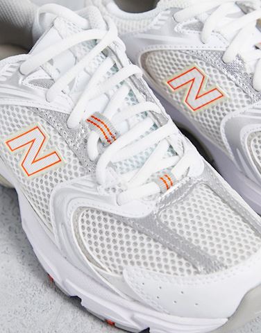 new balance 530 trainers in white and peach