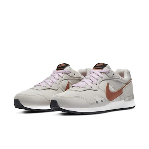 nike venture runner white